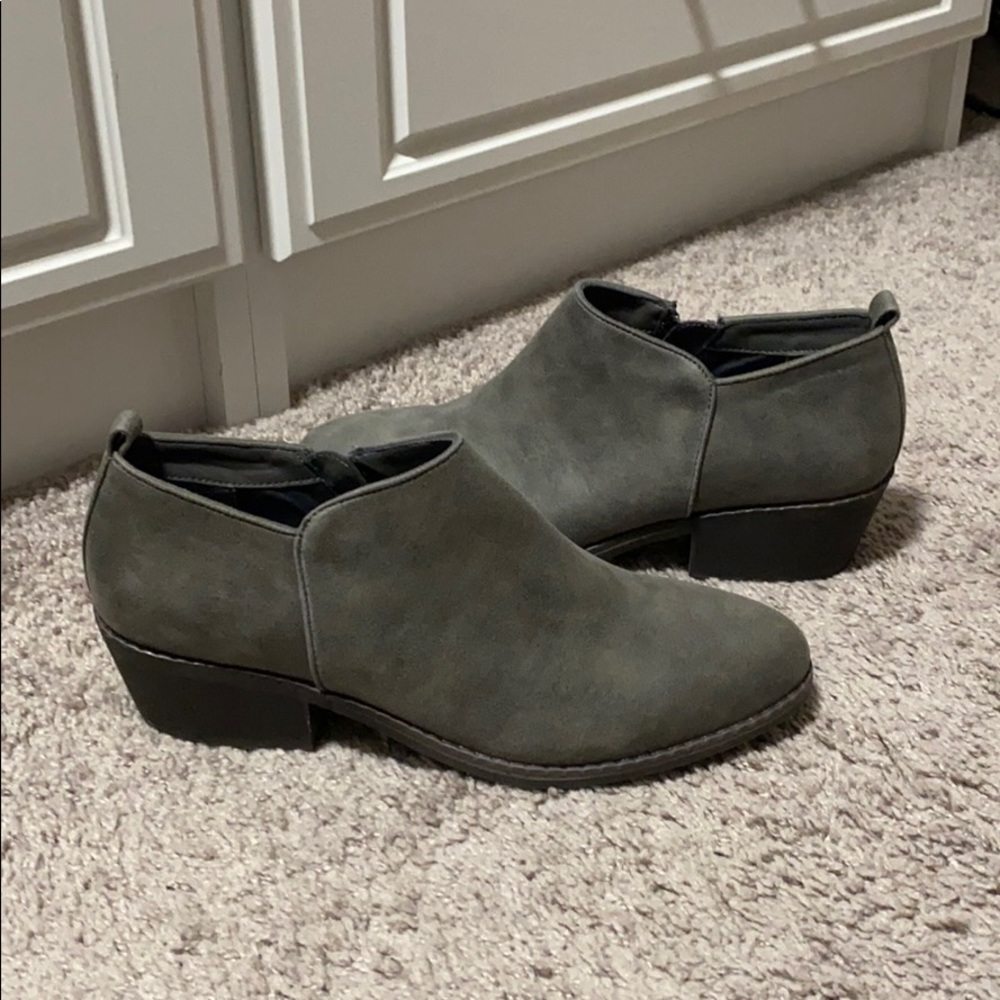 ✨NEVER WORN✨ Low Rise Ankle Booties
